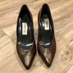 Fredelle retro leather mixed brown color pumps. Size 7.